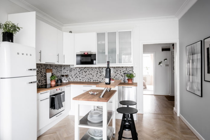 îlot avec comptoir de bar dans la cuisine