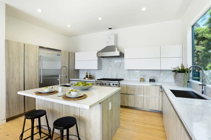 îlot central avec un meuble de cuisine en U