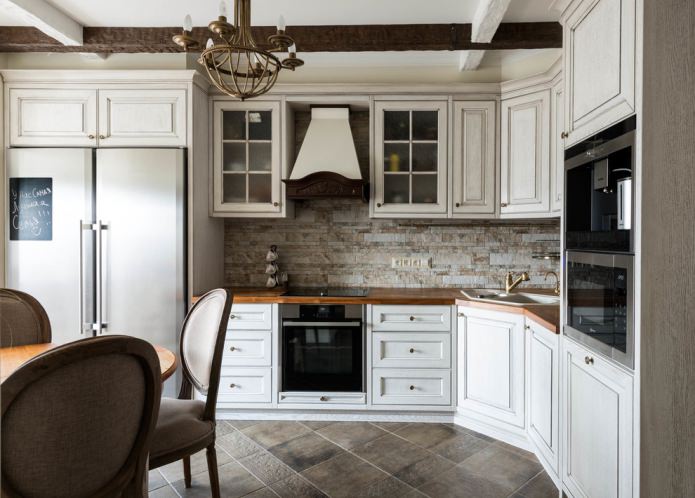 Cuisine blanche classique avec plan de travail en bois