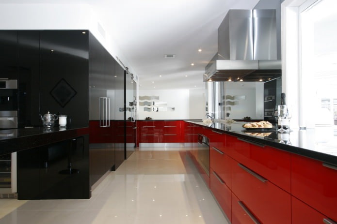 Ensemble de cuisine rouge avec plan de travail noir