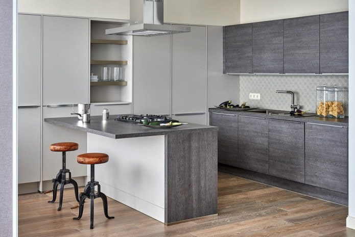 Cuisine gris clair avec plan de travail foncé