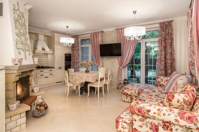 Aménagement intérieur d'un studio de cuisine de style provençal