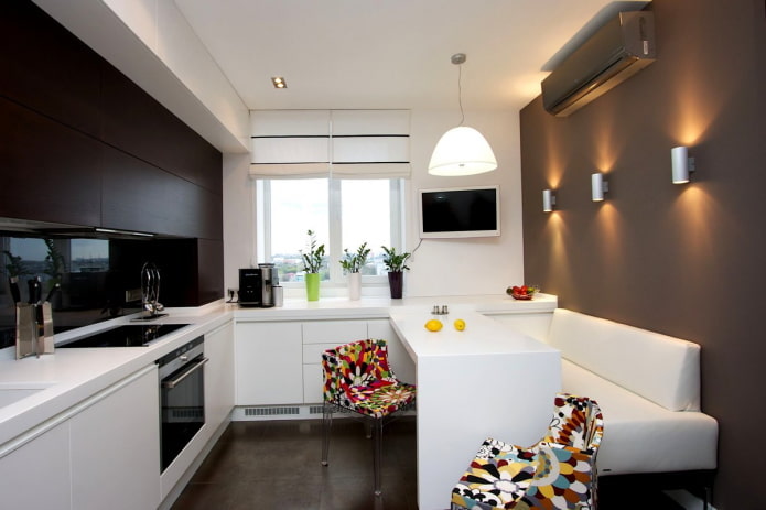 Appareils électroménagers à l'intérieur d'une petite cuisine-salon