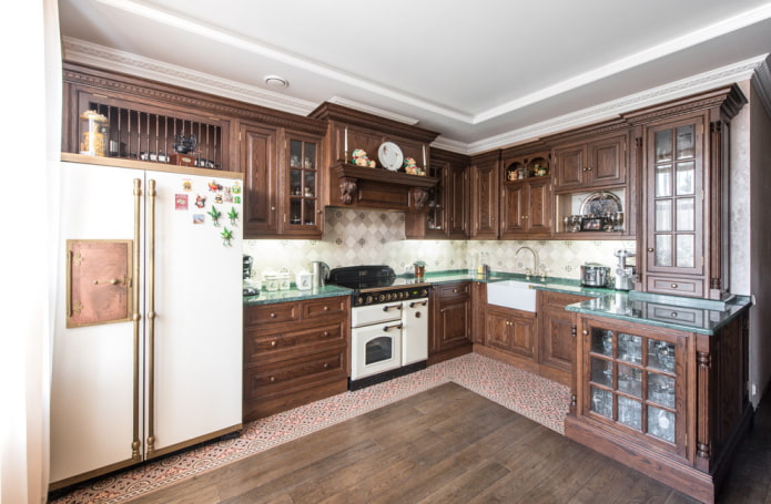 Meubles et appareils électroménagers dans la cuisine de style anglais