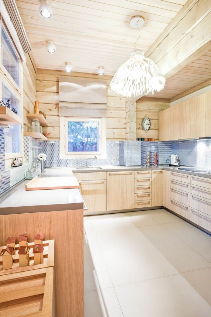 cuisine lumineuse dans une maison en rondins