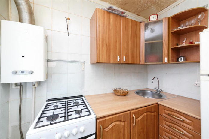 Cuisine avec carrelage sur tout le mur
