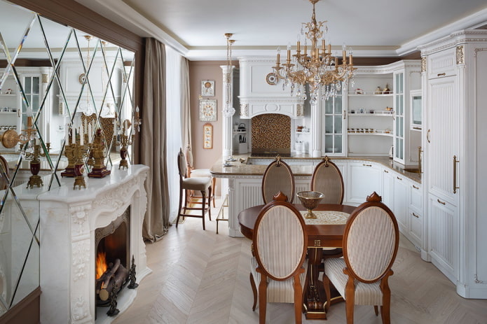 Cuisine classique à l'intérieur de la maison