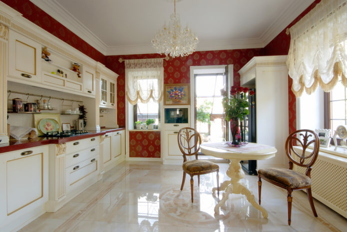 Cuisine classique à l'intérieur de la maison