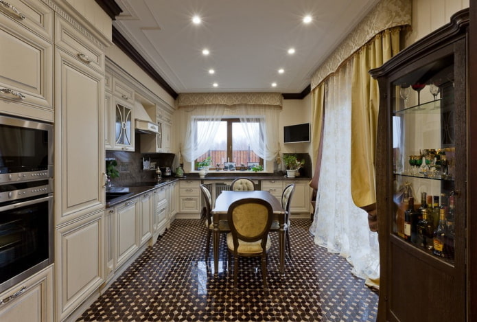 Cuisine classique à l'intérieur de la maison
