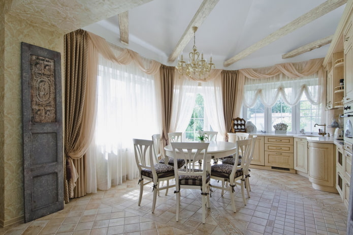 cuisine classique à l'intérieur d'une maison