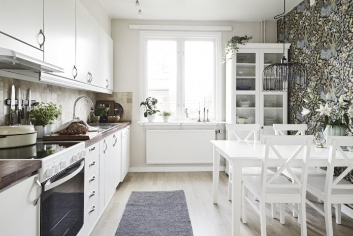Une cuisine aménagée contre un mur