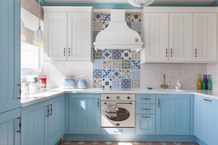Cuisine aux tons blancs et bleus