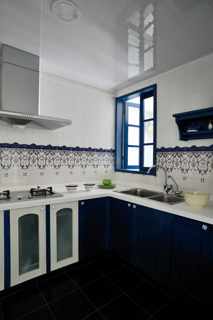 Armoires bleues, étagère ouverte