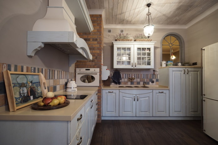 Décoration et éclairage dans une cuisine de style campagnard rustique
