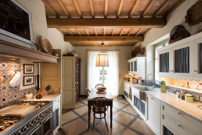Cuisine de style campagnard à l'intérieur de la maison