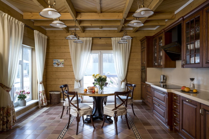 Décoration et éclairage dans une cuisine de style campagnard rustique