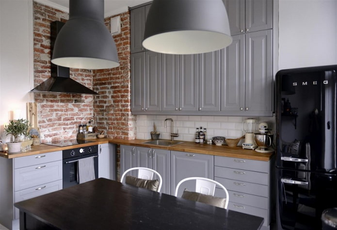 Table de cuisine dans une petite cuisine