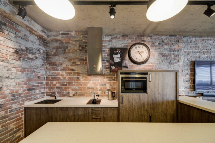 grande horloge élégante au-dessus de l'ensemble de cuisine