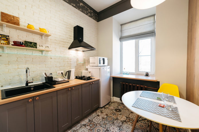 Cuisine sans meubles hauts avec papier peint effet brique