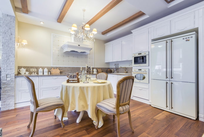 meubles à l'intérieur de la cuisine de style provençal