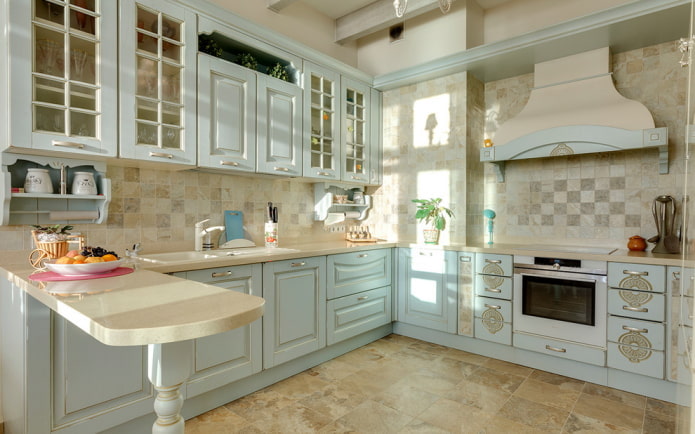 meubles à l'intérieur de la cuisine de style provençal
