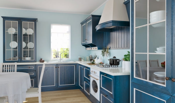 Style provençal dans l'intérieur d'une cuisine bleue