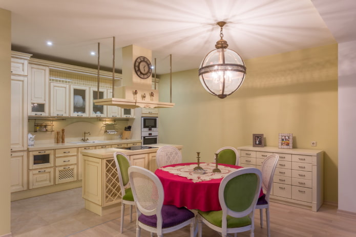Éclairage intérieur d'une cuisine de style provençal