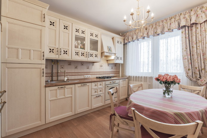 Rideaux et textiles à l'intérieur de la cuisine de style provençal