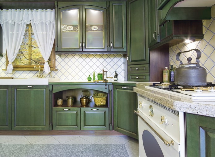 Style provençal dans l'intérieur d'une cuisine verte