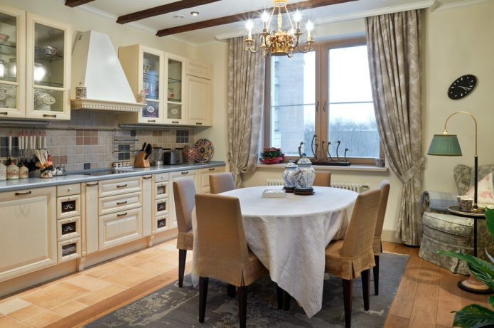 Rideaux et textiles à l'intérieur de la cuisine de style provençal