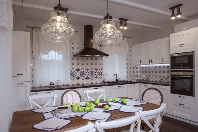 Le style provençal dans une cuisine blanche
