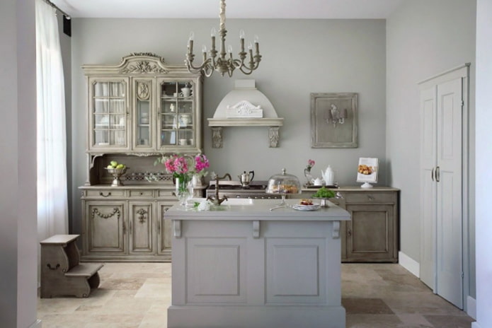 Style provençal dans une cuisine grise