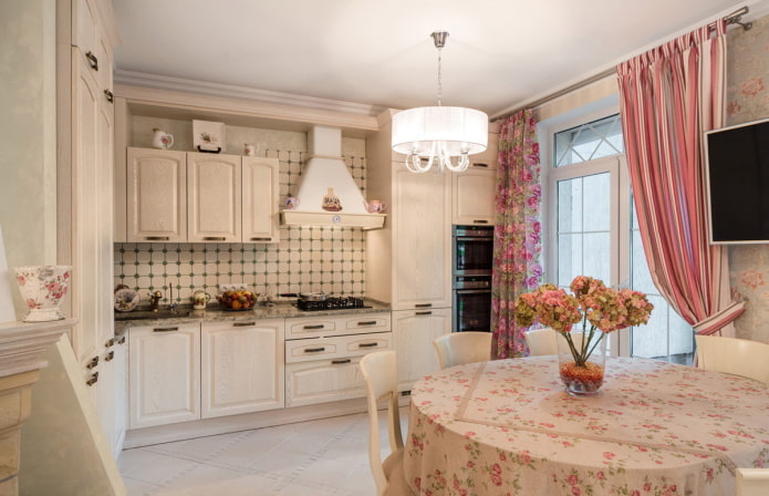 Rideaux et textiles à l'intérieur de la cuisine de style provençal