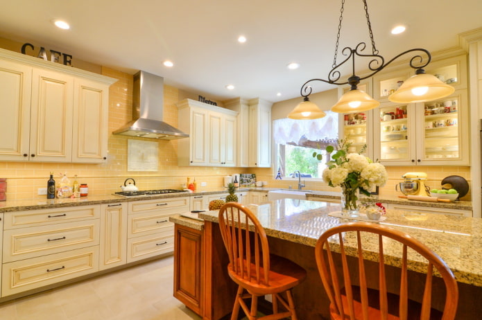décor à l'intérieur de la cuisine dans le style provençal