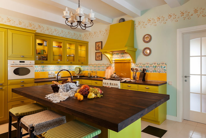 Style provençal dans une cuisine jaune