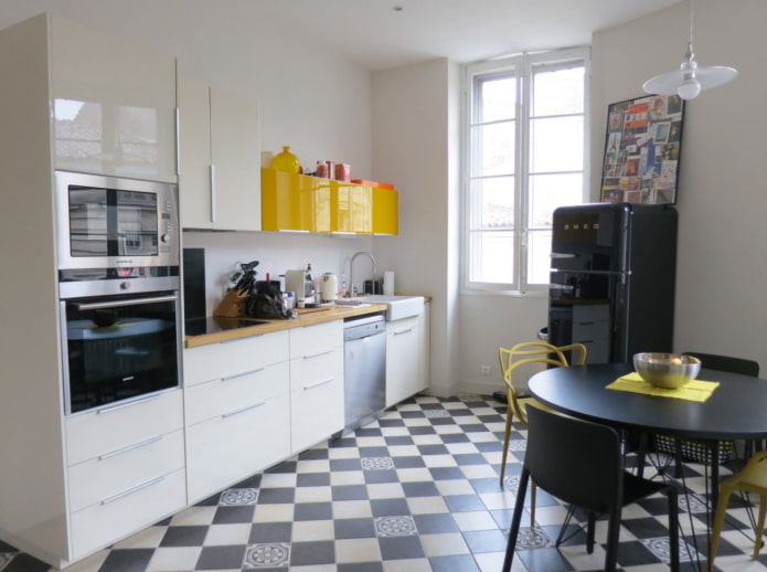 sol noir et blanc dans la cuisine