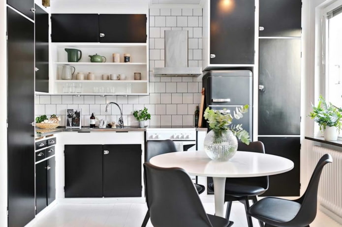 Appareils électroménagers noirs à l'intérieur