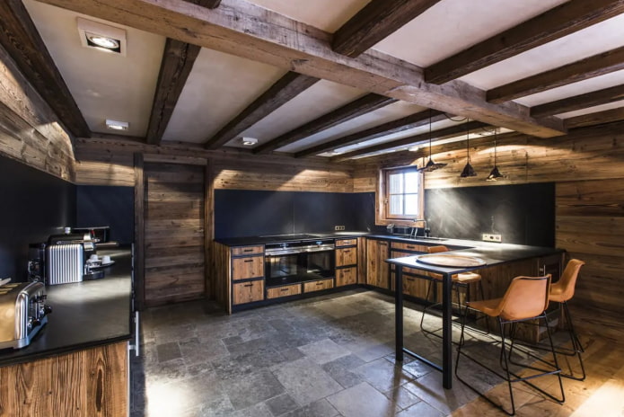cuisine spacieuse dans une maison de campagne