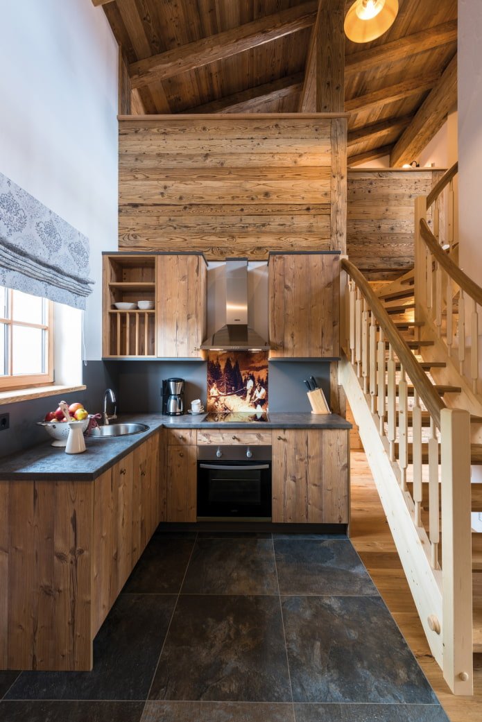 cuisine dans la maison sous l'escalier