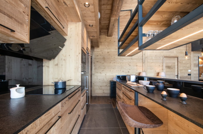 Cuisine en bois avec éléments noirs