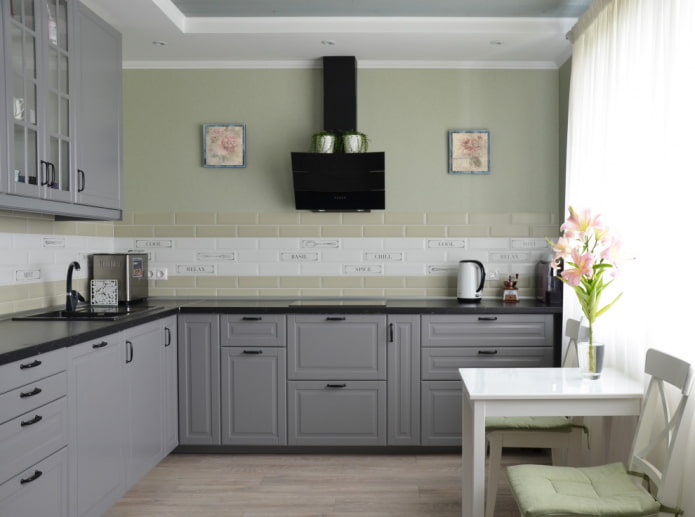 Intérieur de cuisine aux couleurs claires