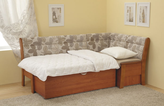 Meuble d'angle avec couchage dans la cuisine