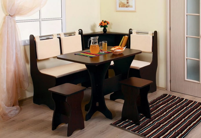 Meuble d'angle avec étagère ouverte dans la cuisine