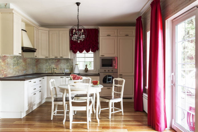 Cuisine carrée dans la maison