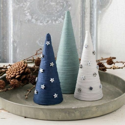 Composition de sapins de Noël sur un plateau