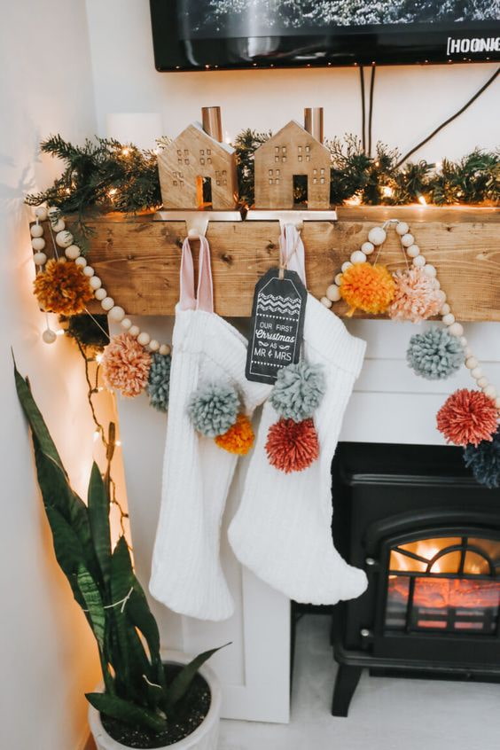Chaussettes et guirlandes sur la cheminée