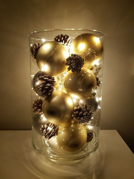 Lampe faite de boules du Nouvel An