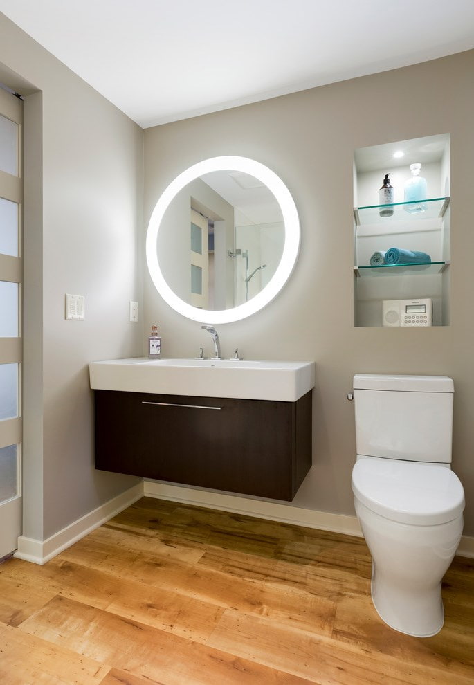 Carrelage de vinyle de quartz effet bois dans la salle de bain