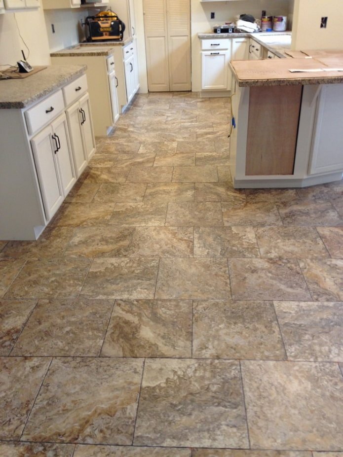 carrelage en vinyle de quartz sous la pierre