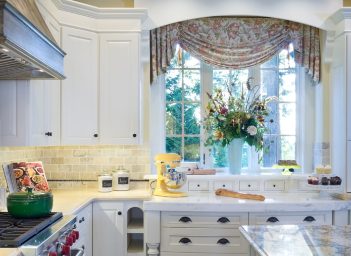 jabot lambrequin dans l'intérieur de la cuisine
